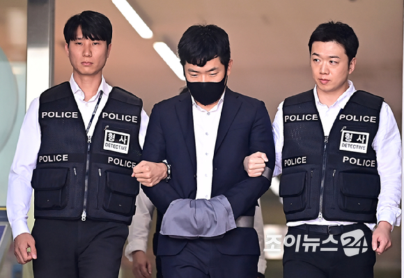 가수 김호중의 음주 뺑소니 관련해 매니저에게 허위 자수를 지시한 혐의(범인도피교사)를 받는 소속사 생각엔터테인먼트 이광득 대표가 31일 오전 서울 강남경찰서에서 구치소로 이감되고 있다. [사진=곽영래 기자]