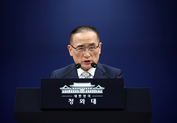 위성락 국가안보실장이 5일 청와대 기자회견장에서 이재명 대통령의 G7 정상회의 참석 등 유럽 순방 일정을 설명하고 있다. 2026.6.5 [사진=연합뉴스]