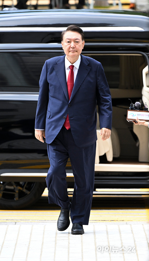 12·3 비상계엄과 관련해 특검의 수사를 받는 윤석열 전 대통령이 두 번째 구속 전 피의자 심문(영장실질심사)을 받기 위해 9일 오후 서울 서초구 중앙지법으로 출석하고 있다. [사진=사진공동취재단]
