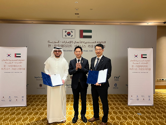 배경훈 부총리 겸 과학기술정보통신부 장관(가운데)이 오토노머스A2Z(한국)와 SPACE42(UAE) 사이 MOU 체결식에 참석해 기념사진을 촬영하고 있다. [사진=과기정통부]