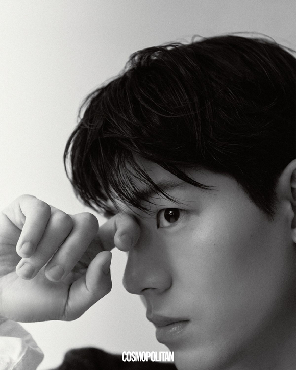 배우 배현성이 화보 촬영에서 포즈를 취하고 있다. [사진=코스모폴리탄]