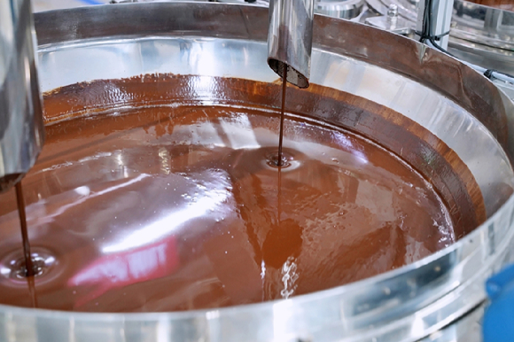 양산공장 BTC 라인에서 생산된 신선한 액상 카카오매스. [사진=롯데웰푸드]