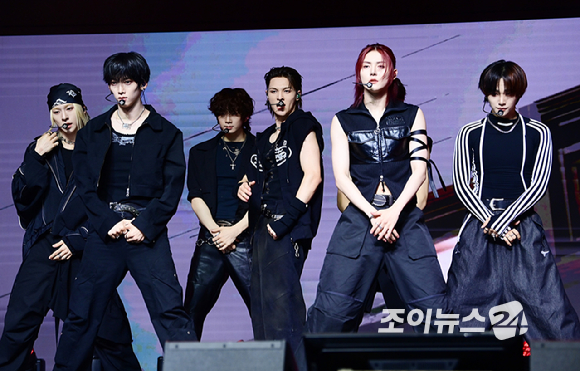 그룹 앰퍼샌드원이 12일 오후 서울 등촌동 스카이아트홀에서 열린 앰퍼샌드원(AMPERS&ONE) 미니 3집 '라우드 앤 프라우드' 발매 기념 쇼케이스에 참석하고 있다. [사진=정소희 기자]