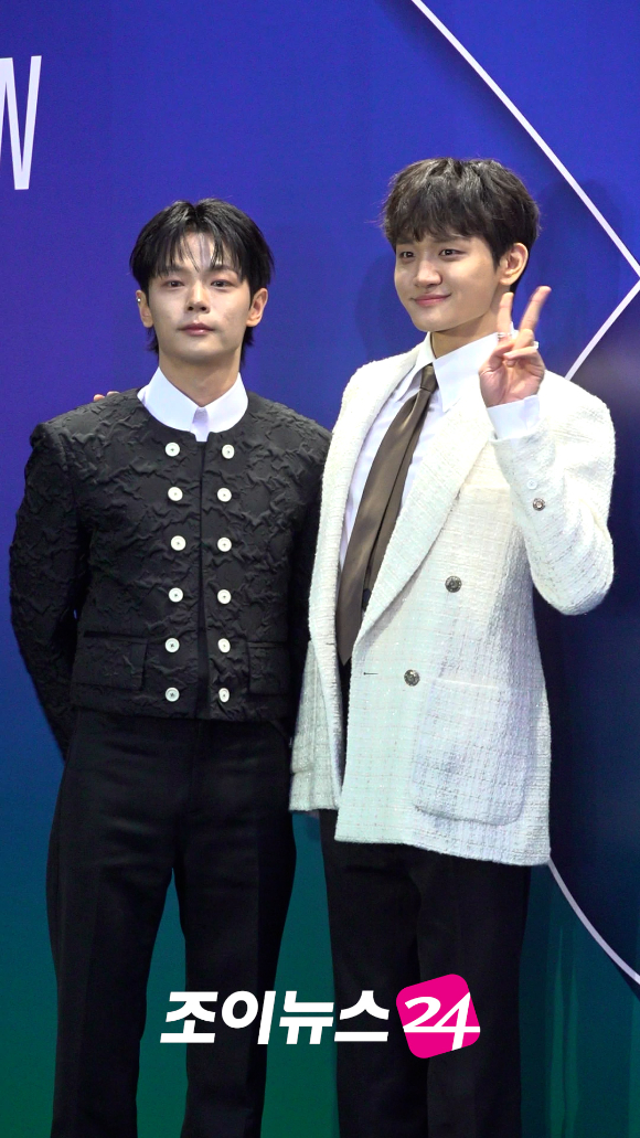 그룹 루시 신예찬, 조원상이 3일 오후 서울 동대문디자인플라자(DDP)에서 진행된 '2026 F/W 서울패션위크(SFW)' 오프닝 쇼 뮌 컬렉션 포토월 행사에 참석하고 있다. [사진=문수지 기자]