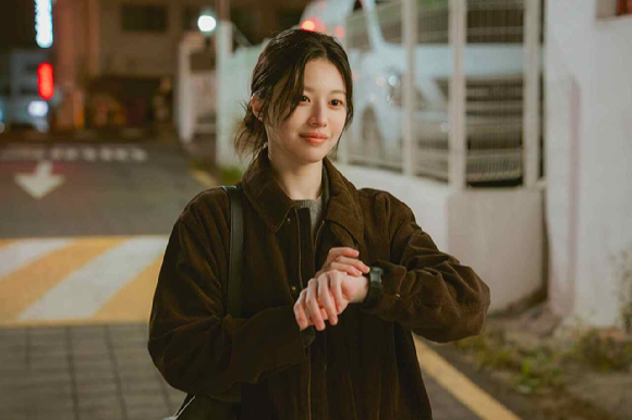 배우 고윤정이 JTBC 새 토일드라마 '모두가 자신의 무가치함과 싸우고 있다'에서 열연하고 있다. [사진=스튜디오 피닉스&middot;SLL&middot;스튜디오 플로우]