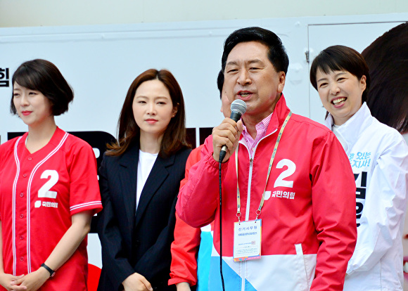 김기현 공동선대위원장이 31일 경기성남 야탑역 집중유세에서 '내로남불, 경제폭망, 부동산폭등 등 이게 민주당의 정권'이라고 비난하고 있다. [사진=변준성 기자]