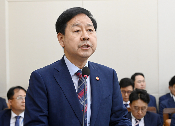 구윤철 부총리 겸 재정경제부 장관이 7일 서울 여의도 국회에서 열린 재정경제기획위원회의에서 업무보고를 하고 있다. [사진=곽영래 기자]