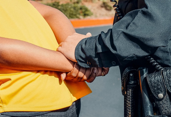 서울 영등포역 광장 한복판에서 행인들을 흉기로 위협한 40대 남성이 경찰에 붙잡혔다. 기사와 직접적인 관련이 없는 이미지. [사진=픽셀스]