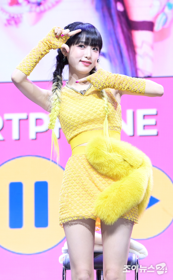 가수 최예나가 3일 오후 서울 광진구 광장동 예스24 라이브홀에서 열린 두 번째 미니 앨범명 '스마트폰' 발매 쇼케이스에서 타이틀곡 포인트 안무를 선보이고 있다. [사진=정소희 기자]