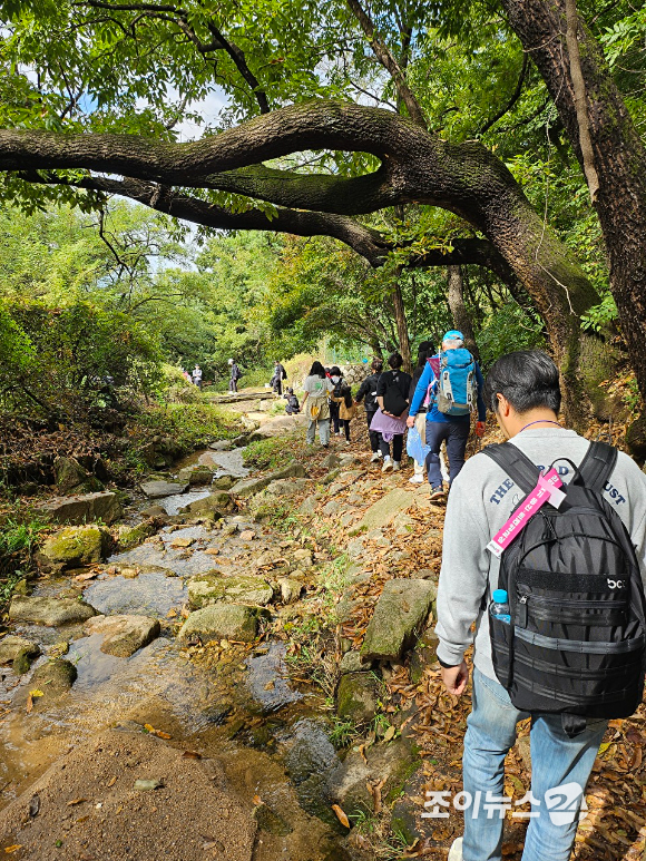 19일 서울 종로구 부암동 백사실 계곡에서 진행된 '스타 고우리와 함께 하는 제10회 희망찾기 등산·트레킹 교실' 참가자들이 계곡길을 걷고 있다. [사진=조이뉴스24 포토DB]