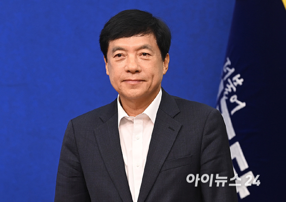이성윤 더불어민주당 최고위원이 10일 서울 여의도 국회에서 열린 최고위원회의에 참석하고 있다. [사진=곽영래 기자]
