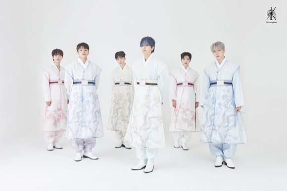 &quot;현실판 사자보이즈&quot;⋯&apos;더킹덤&apos;, 한복 콘셉트 포토 공개