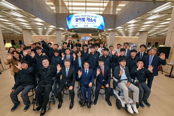 지난 26일 경기도 의왕연구소에서 열린 현대모비스 자회사형 장애인 표준사업장 &lsquo;모아빛&rsquo; 개소식에서 이규석 현대모비스 사장(앞줄 왼쪽 세번째)과 이종성 한국장애인고용공단 이사장(앞줄 왼쪽 네번째)이 관계자들과 기념촬영을 하고 있다. [사진=현대모비스]