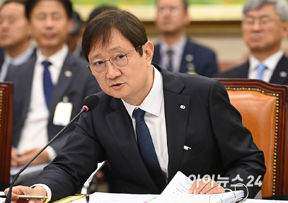 이찬진 금융감독원장이 21일 서울 여의도 국회 정무위원회에서 열린 금융감독원 등에 대한 국정감사에서 질의에 답변하고 있다. [사진=곽영래 기자]