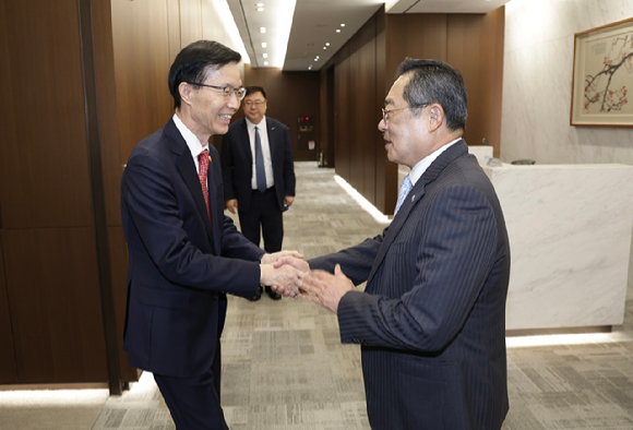 방문규 산업부 장관(왼쪽)과 손을 맞잡은 구자열 한국무역협회 회장. [사진=한국무역협회]