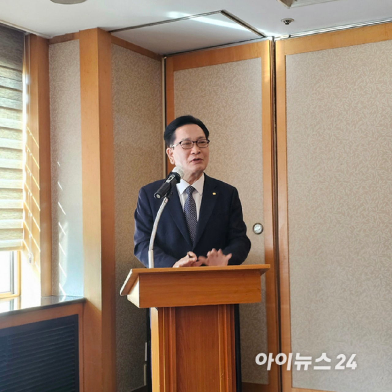 김성은 대한주택건설협회장이 27일 오전 서울 영등포구 여의도동에서 열린 취임 후 첫 기자간담회에서 질문에 답하고 있다. [사진=이효정 기자 ]