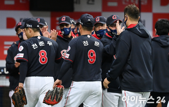 롯데 자이언츠는 30일 LG 트윈스에 3-1로 이겼다. 이날 승리로 올 시즌 개막 후 첫달인 4월을 2위로 마치게 됐다. [사진=김성진 기자]