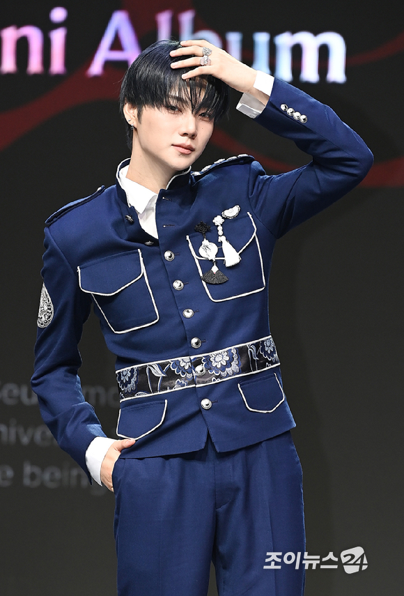 그룹 앰퍼샌드원(AMPERS&ONE) 윤시윤이 8일 서울 용산구 노들섬 라이브하우스에서 열린 미니 4집 '데피니션'(DEFINITION) 발매 기념 쇼케이스에서 포토타임을 갖고 있다. [사진=곽영래 기자]