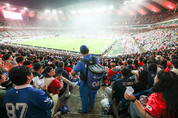 10월 A매치 기간 서울월드컵경기장에 마련된 '카스존' [사진=오비맥주]