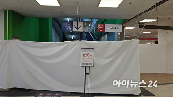 지난달 28일 영업을 종료한 홈플러스 일산점 내부 식당의 문이 굳게 잠겨있다. [사진=진광찬 기자]