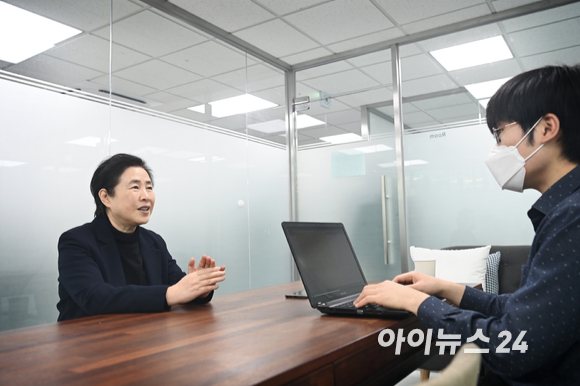 신용현 국민의당 공동선대위원장이 28일 서울 여의도 국민의당 대선캠프에서 아이뉴스24와 인터뷰를 갖고 있다. [사진=정소희 기자]