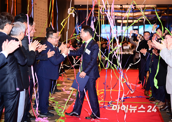 나명석 신임 한국프랜차이즈산업협회장(웰빙푸드 회장)이 19일 오후 서울 여의도 콘래드 서울 그랜드볼룸에서 열린 한국프랜차이즈산업협회 협회장 이&middot;취임식 및 비전 선포식에서 입장하고 있다. [사진=정소희 기자]