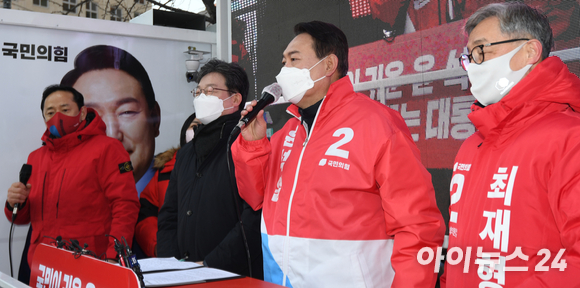 윤석열 국민의힘 대선후보가 지난 17일 서울 종로구 동묘앞거리에서 열린 집중 유세에서 유승민 전 의원, 종로 보궐선거에 출마한 최재형 전 감사원장과 함께 지지를 호소하고 있다. [사진=국회사진취재단]