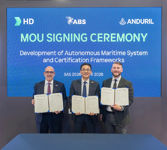HD현대가 현지시간 22일 미국 워싱턴D.C.에서 열린 해양항공우주 전시회(SAS 2026) 전시관에서 안두릴, ABS와 무인 함정 실증 관련 협력에 관한 MOU를 체결하고 있다. (사진 오른쪽부터 코리 에먼스 안두릴 수상함사업 총괄본부장, 장광필 HD한국조선해양 미래기술연구원장 부사장, 폴 카람 미국선급협회(ABS) 운영부문 부사장.) [사진=HD현대]