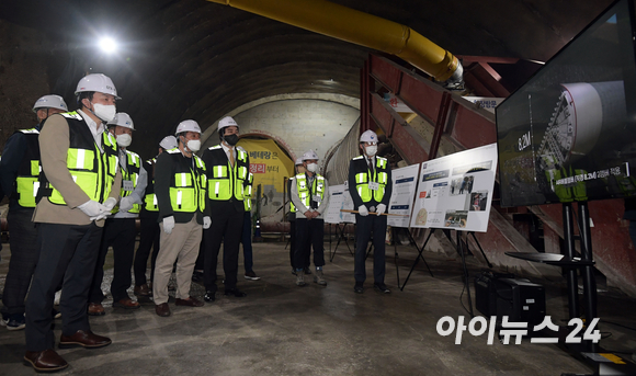 원희룡 제20대대통령직인수위원회 기획위원장이 21일 오전 서울 성동구 광역급행철도(GTX) A노선 6공구 건설현장을 방문해 공사 기법에 관련한 영상을 시청하고 있다. [사진=인수위사진기자단]