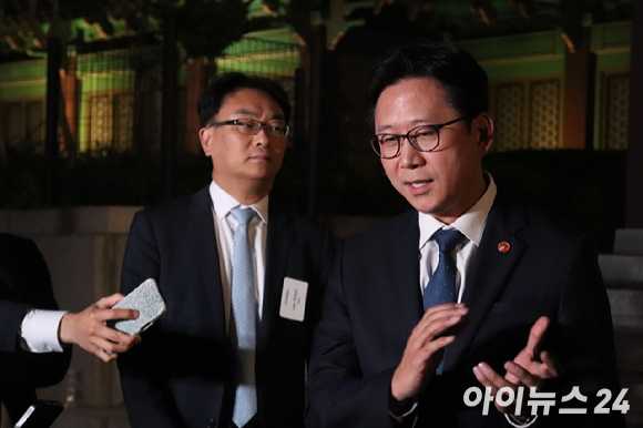 젠슨 황 엔비디아 최고경영자(CEO)가 8일 서울 중구 신라호텔에서 열린 '엔비디아 코리아 AI 에코시스템 리셉션'에서 배경훈 부총리 겸 과학기술정보통신부 장관과 러브샷을 하고 있다. [사진=정소희 기자]