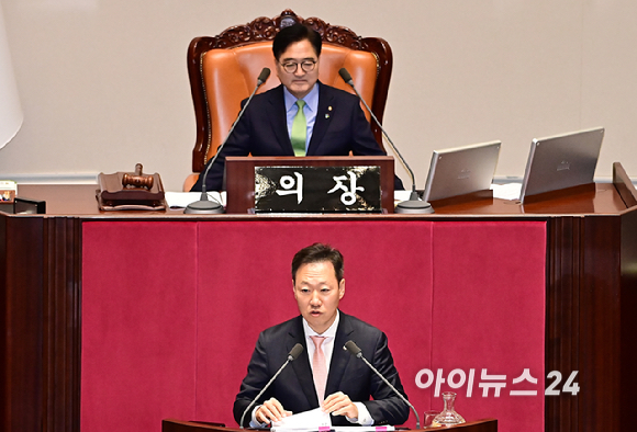 박수민 국민의힘 의원이 1일 오후 서울 여의도 국회 본회의에서 '전국민 25만원 지원법'(민생회복지원금 특별조치법)이 상정되자 필리버스터(무제한 토론)을 하고 있다. [사진=곽영래 기자]