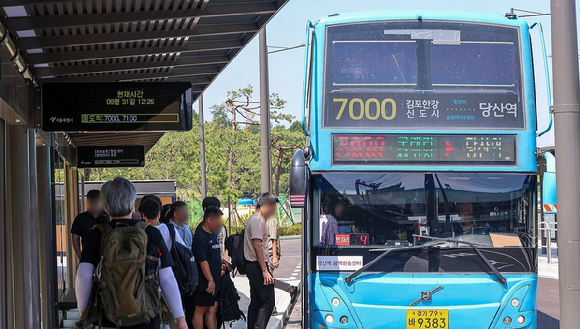 지난 8월 새로 개통된 서울 당산역 광역버스 환승센터에서 시민들이 버스에 탑승하고 있다. [사진=연합뉴스]