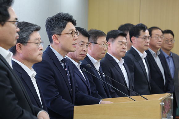 서강석 서울시구청장협의회장을 비롯한 국민의힘 소속 서울 15개 자치구 구청장들이 22일 서울시청에서 '10&middot;15 부동산 대책 관련 공동성명서'를 발표하고 있다. [사진=연합뉴스]