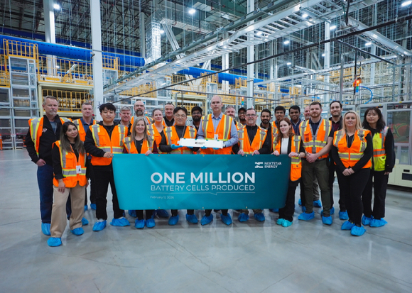 5일(현지시간) 캐나다 온타리오주 윈저시에서 열린 LG에너지솔루션 캐나다 단독 공장 '넥스트스타 에너지' 준공식 기념사진. [사진=LG에너지솔루션]