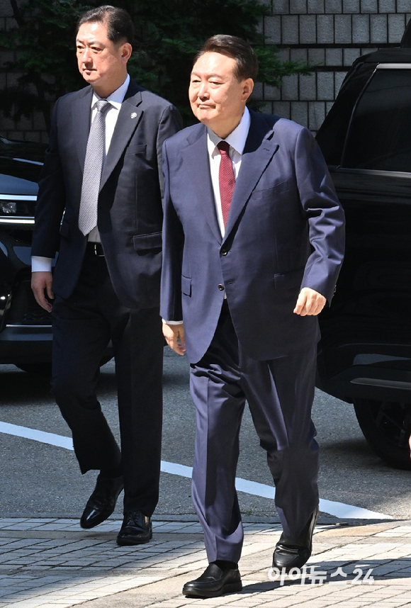 윤석열 전 대통령이 23일 서울 서초구 서울중앙지방법원에서 열린 내란 우두머리 혐의·직권남용 권리행사 방해 혐의 사건 8차 공판에 출석하고 있다. [사진=사진공동취재단]