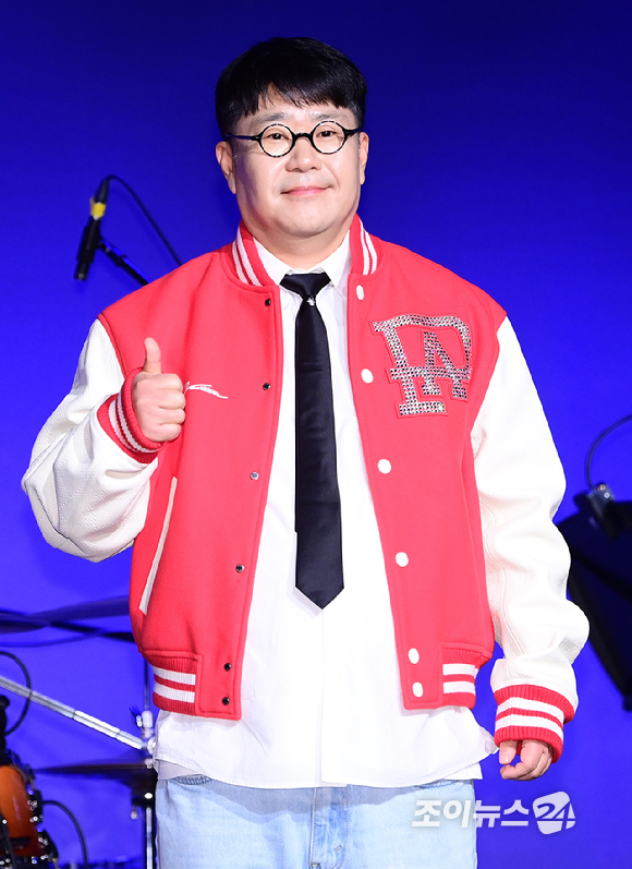 아묻따밴드 조영수(오른쪽)가 12일 오후 서울 동숭동 SA홀에서 열린 첫 디지털 싱글 '알고 있잖아' 발매 기념 쇼케이스에 참석해 무대를 선보이고 있다. [사진=정소희 기자]