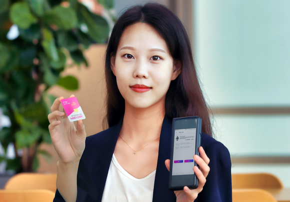 PUF 유심과 디지털지갑, 신분증 앱을 이용하는 모습. [사진=LG유플러스]