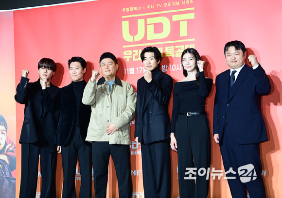 배우 진선규와 윤계상이 17일 오후 서울 광진구 풀만 앰버서더 서울 이스트폴에서 열린 쿠팡플레이 X 지니 TV 오리지널 시리즈 'UDT: 우리 동네 특공대' 제작발표회에 참석하고 있다. [사진=정소희 기자]