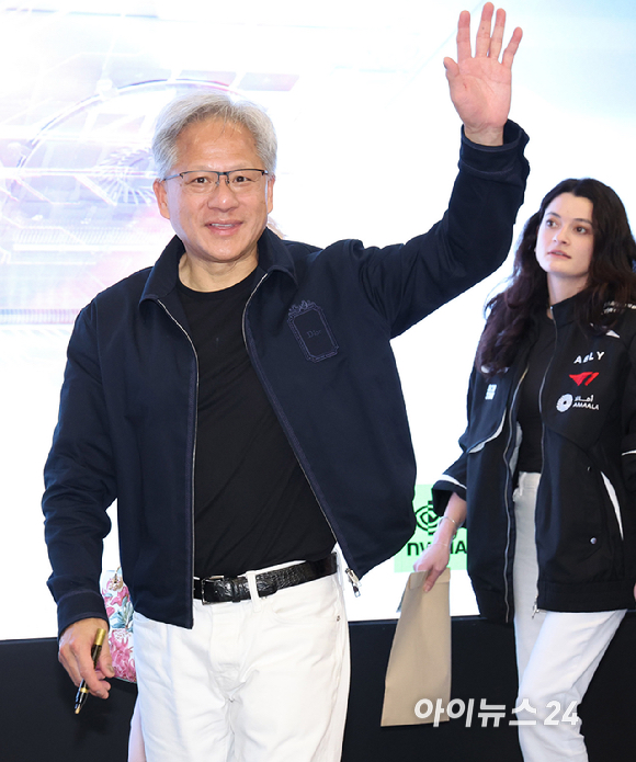 젠슨 황 엔비디아 최고경영자(CEO)가 5일 서울 마포구 &lsquo;T1 베이스 캠프&rsquo;를 방문해 &lsquo;페이커&lsquo; 이상혁을 비롯한 e스포츠 구단 T1의 리그 오브 레전드(LoL) 선수단을 만난 뒤 손을 흔들며 나서고 있다. [사진=곽영래 기자]