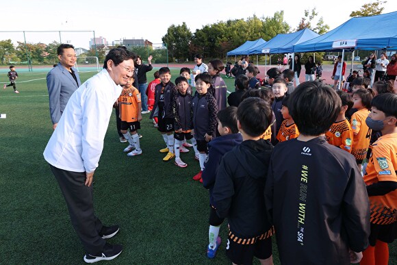 이상일 용인특례시장이 지난 9일 수지아르피아 대운동장에서 열린 '제2회 유소년 꿈나무 축구대회’에서 참가한 어린이 선수들을 격려하고 있다. [사진=용인특례시]