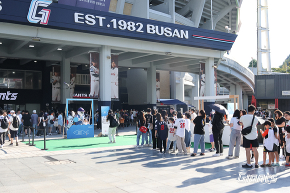 롯데 자이언츠는 28일 한화 이글스전에 앞서 사직구장 광장에서 부산시, 한국수산무역협회와 함께 안전 수산물 홍보 캠페인을 진행했다. 마무리 투수 김원중(가운데)과 구단 마스코트가 함께 기념촬영하고 있다. [사진=롯데 자이언츠]