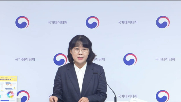 박순옥 국가데이터처 가계수지동향과장이 27일 '2026년 2/4분기 가계동향조사 결과'를 설명하고 있다.