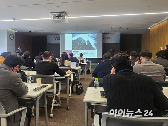 김영윤 무역위원회 덤핑조사지원과장(오른쪽부터)과 윤영원 법무법인 세종 변호가사 20일 한국무역협회에서 진행된 '우회덤핑 조사제도 확대 설명회'에 참석하고 있다. [사진=최란 기자]