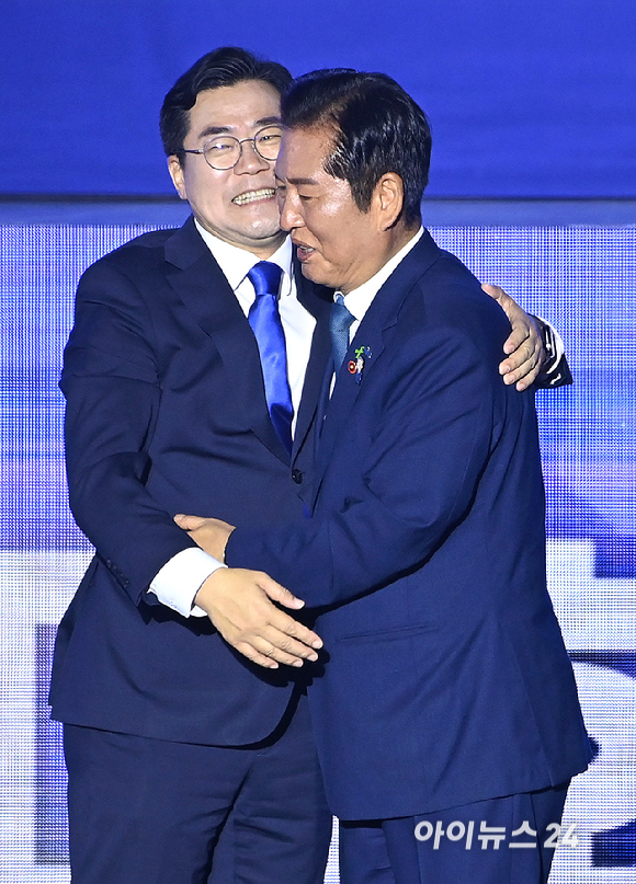 정청래 더불어민주당 신임 대표가 2일 경기 고양시 킨텍스에서 열린 제2차 임시전국당원대회에서 박찬대 후보와 포옹하고 있다. [사진=곽영래 기자]