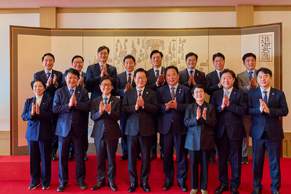 이재명 대통령이 18일 용산 대통령실에서 열린 더불어민주당 대전, 충남 국회의원 오찬 간담회 참석자들과 기념촬영을 하고 있다. 2025.12.18 [대통령실 제공. 재판매 및 DB 금지] [사진=연합뉴스]
