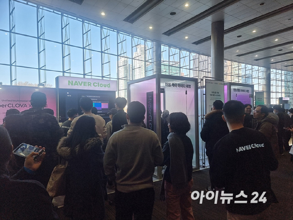 성낙호 네이버클라우드 하이퍼스케일AI 기술총괄이 30일 오후 서울 코엑스에서 열린 독자AI 프로젝트 1차 발표회에서 1차 개발 성과를 발표하고 있다. [사진=윤소진 기자]