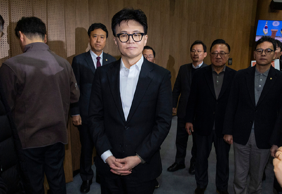 국민의힘 한동훈 전 대표가 지난 14일 당 윤리위원회가 본인을 제명 결정한 것과 관련한 기자회견을 마친 뒤 의원들과 회견장을 빠져 나오고 있다. 2026.1.14 [사진=연합뉴스]