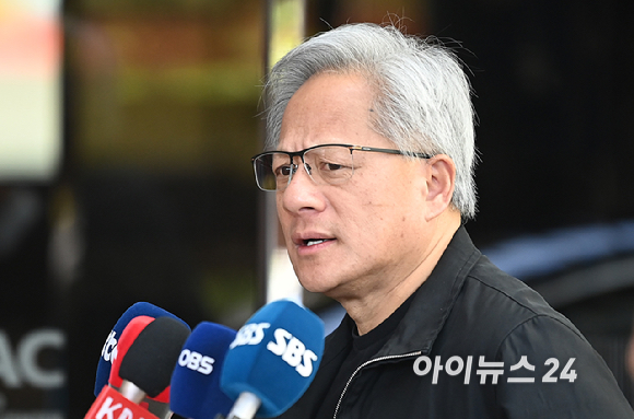 젠슨 황 엔비디아 최고경영자(CEO)가 방한 일정을 마치고 9일 서울김포비즈니스항공센터를 통해 출국에 앞서 취재진의 질문에 답변하고 있다. [사진=곽영래 기자]