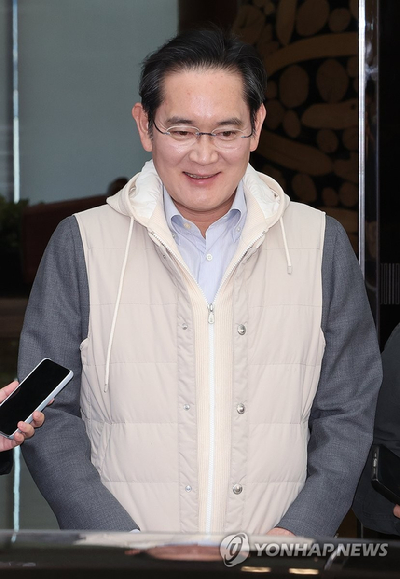 이재용 삼성전자 회장이 유럽 출장 일정을 마치고 낮 12시 45분쯤 서울 강서구 김포비즈니스항공센터(SGBAC)를 통해 입국했다. [사진=연합뉴스]