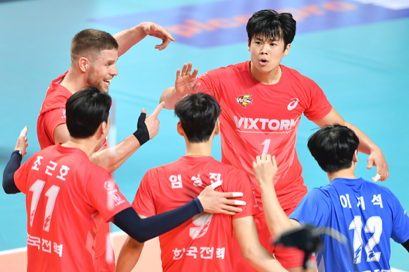 한국전력 선수들이 22일 열린 우리카드와 준풀레이오프 도중 공격 성공 후 환호하고 있다. [사진=한국배구연맹(KOVO)]